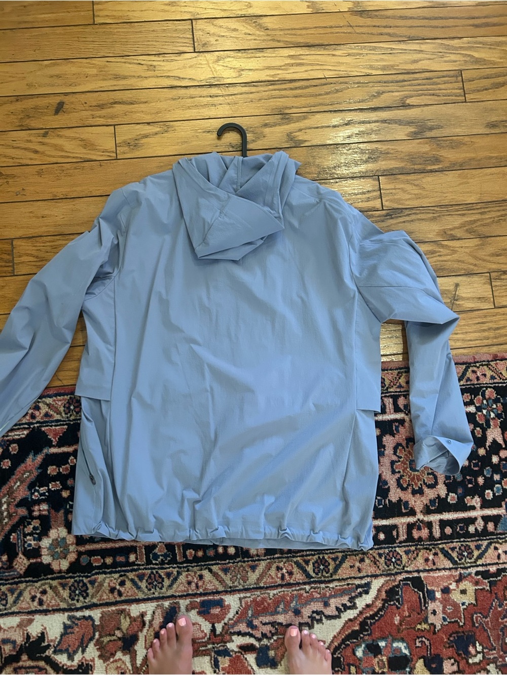 lululemon athletica Men's Pale Gray Hooded Raincoat - Picture 3 of 4